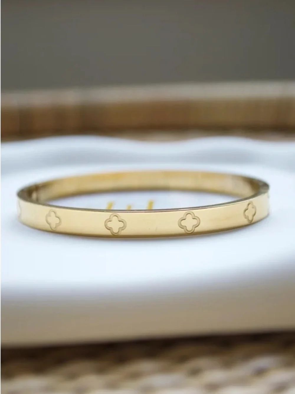 Clover Accent Bangle Bracelet Q1261